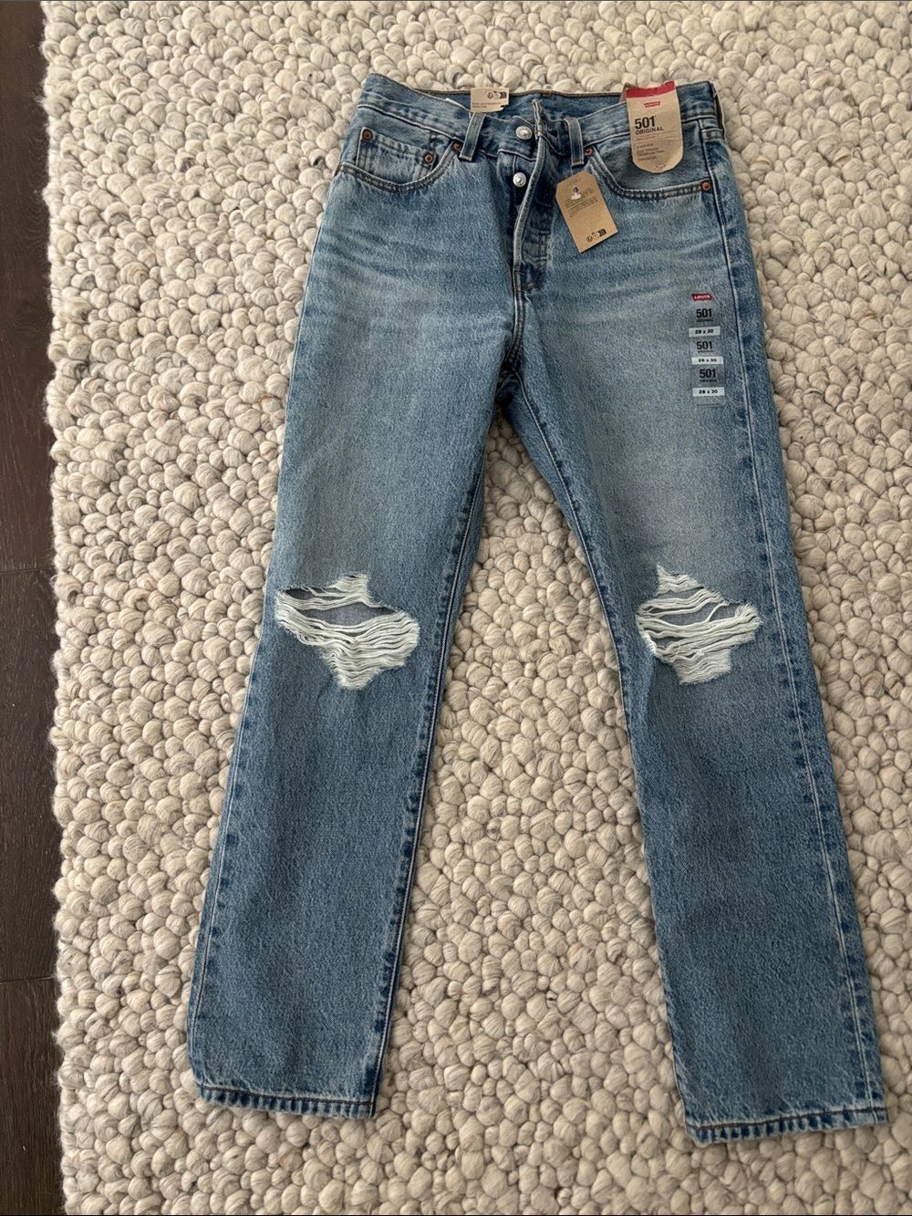 Levi's Women's Straight Leg Jeans in Light Blue with Knee Distress NWT 28 x 30